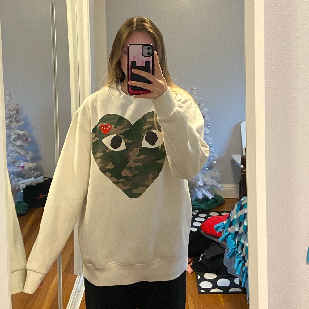 PLAY Comme des Garçons (white crewneck, camo heart with red patch, Size L)